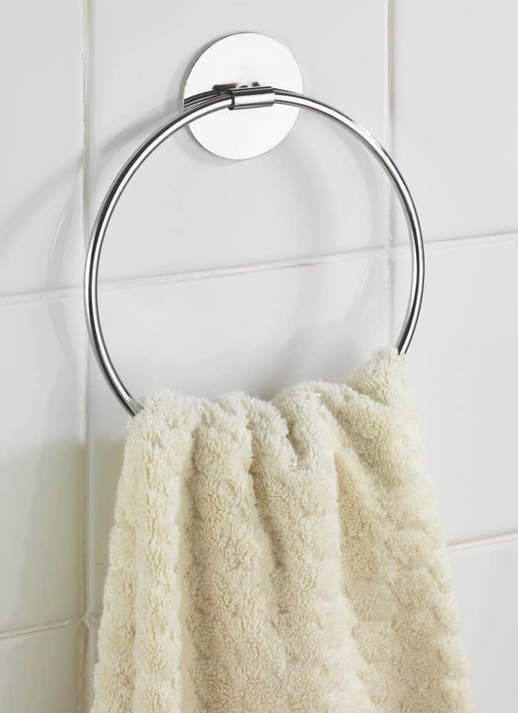 מתלה חישוק למגבת אמבטיה נצמד בהדבקה חזקה לקיר מכרום WENKO