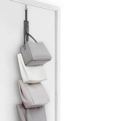 מתלה לתיקים נתלה על דלת